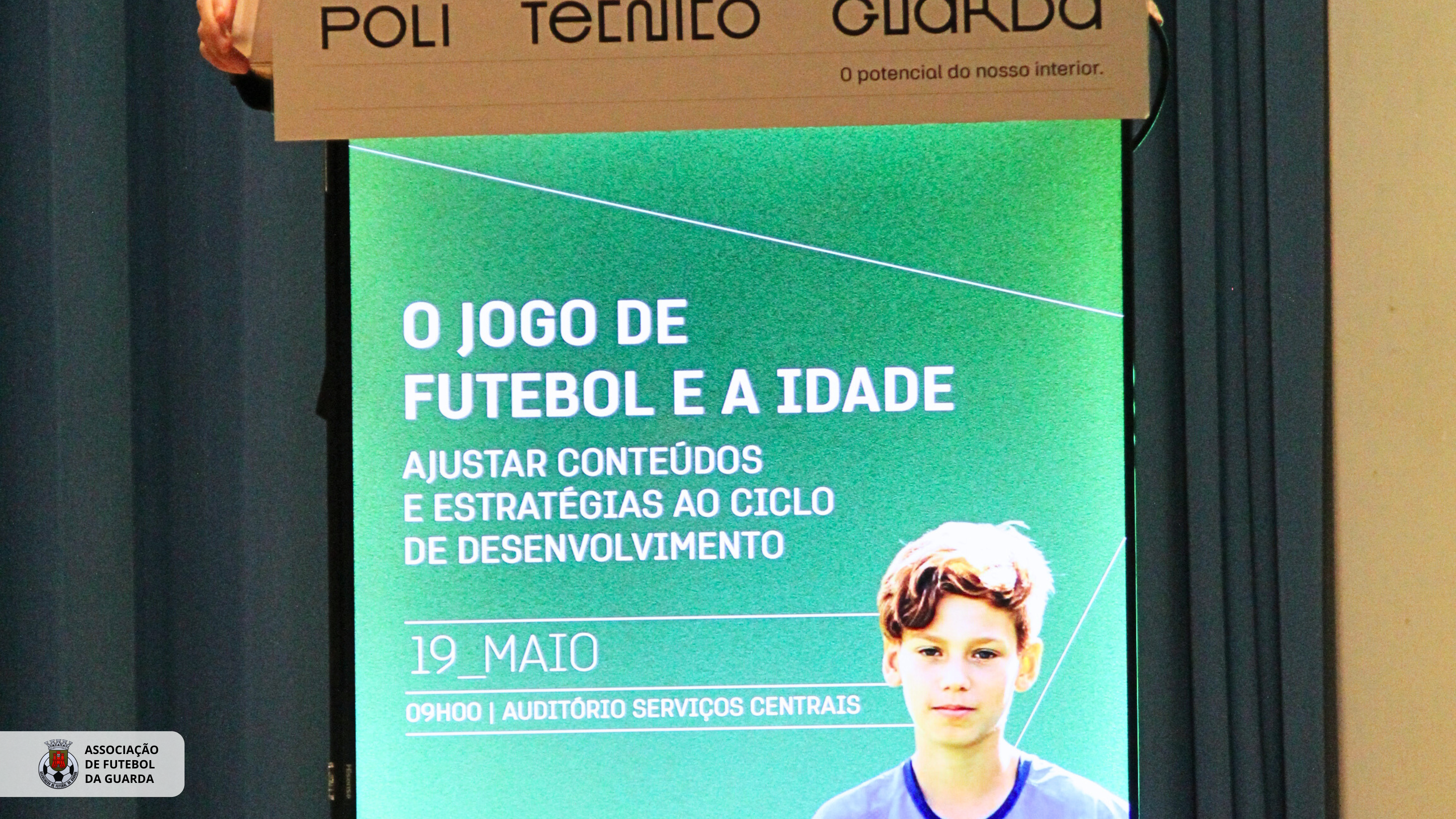 O JOGO DE FUTEBOL E A IDADE: AJUSTAR CONTÉUDOS E ESTRATÉGIAS AO CICLO DE DESENVOLVIMENTO