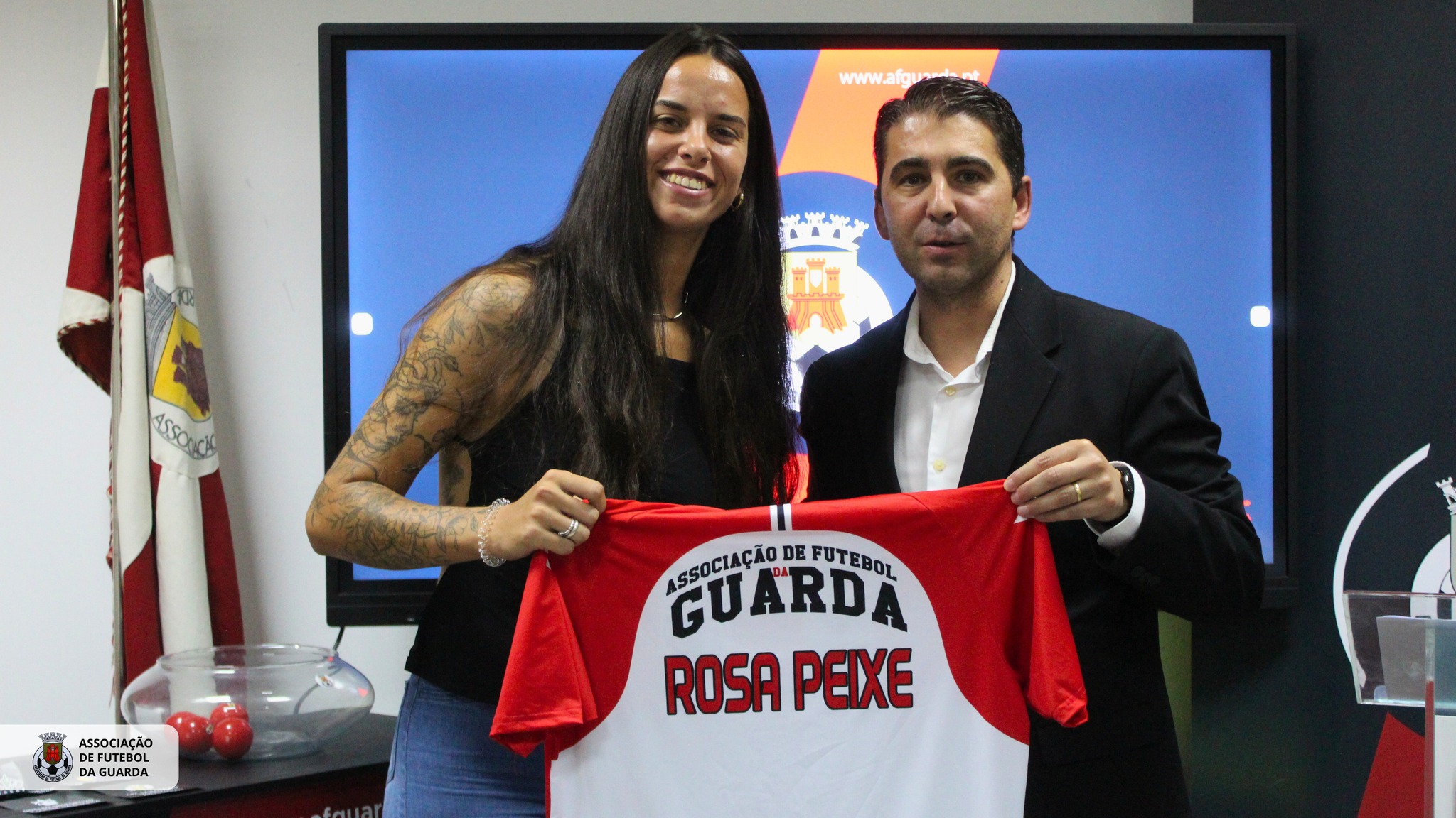 ROSA PEIXE RECEBE CAMISOLA DA AF GUARDA