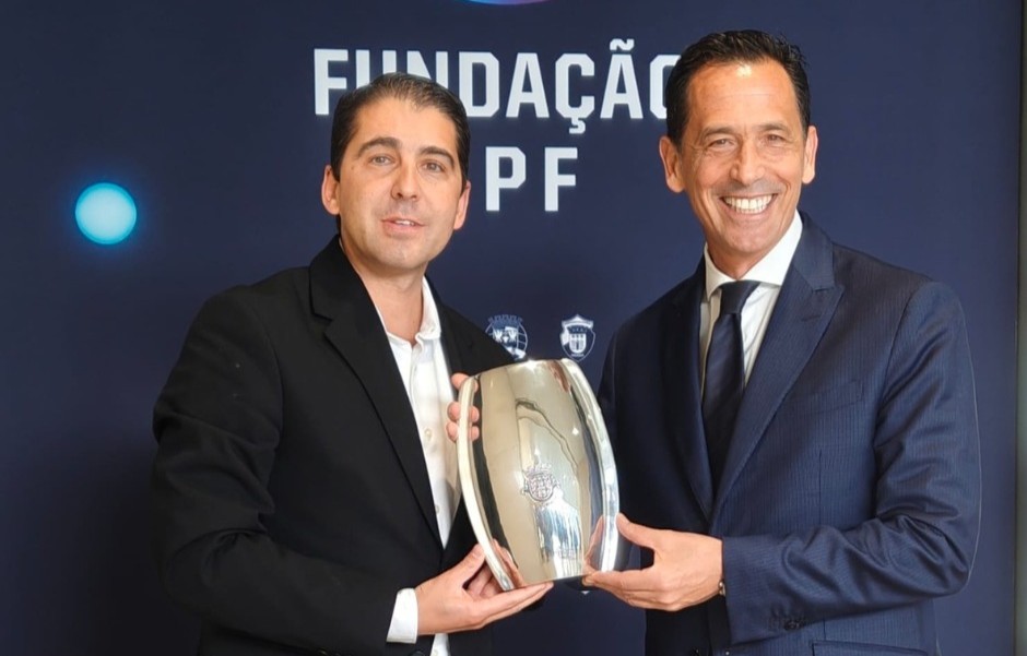 ENTREGA DE LEMBRANÇA À FPF