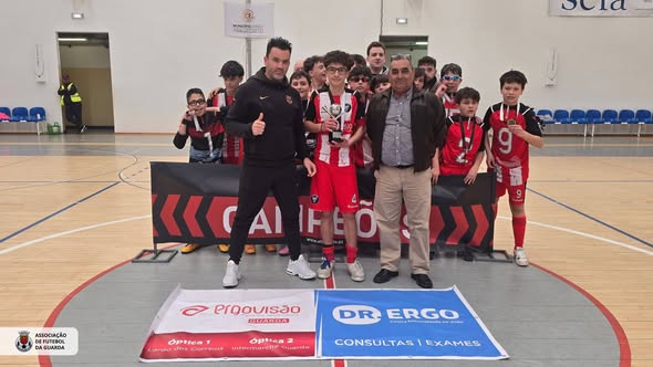 AF GUARDA ENTREGA TROFÉU AO CAMPEÃO DISTRITAL DE FUTSAL SUB-13 PASTELARIA AVENIDA